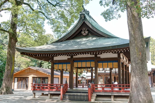 SAITAMA, JAPON - 14 AVRIL 2014 : Sanctuaire Hikawa, Saitama, Japon. Selon la tradition du sanctuaire, le sanctuaire a été établi sous le règne de l'empereur Kosho en 473 av. J.-C. . — Photo