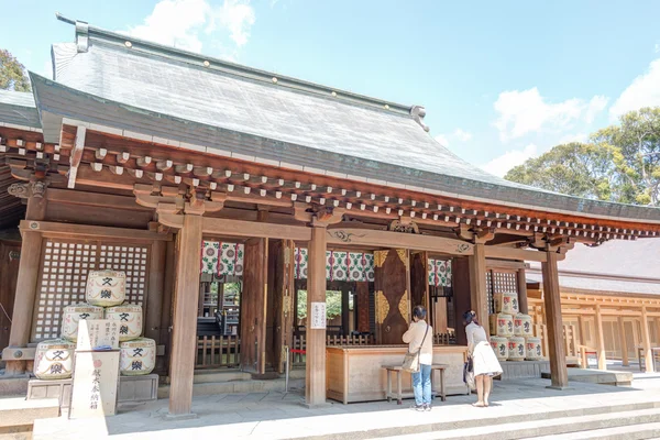 SAITAMA, GIAPPONE - 14 APRILE 2014: Santuario di Hikawa, Saitama, Giappone. Secondo la tradizione del santuario, il santuario è stato istituito durante il regno dell'imperatore Kosho nel 473 aC . — Foto Stock