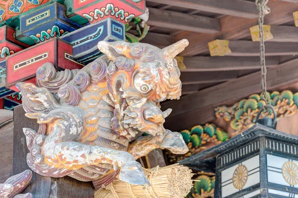 Chichibu, japan - april 26 2014: skulpturer på chichibu shrine, chichibu, saitama, japan. Detta är den viktigaste helgedomen i distriktet chichibu och har varit dyrkas på av människor från antiken. — Stockfoto