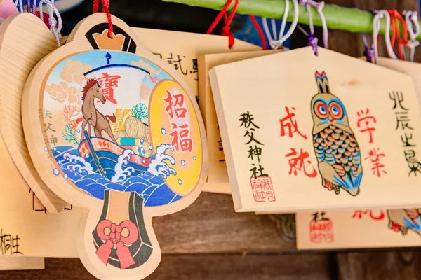 Chichibu, japan - 26 april 2014: houten gebed tabletten op een heiligdom van chichibu. bidden voor geluk, goed leven, gezond, vrede, geluk door schrijven biddende woord in houten tablet. — Stockfoto