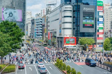 Tokyo, Japonya - 1 Mayıs 2014: shibuya geçiş kapış yaya geçidi dünyanın en ünlü örneklerinden biri olan.