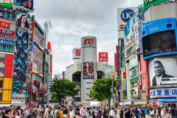 Tokio, Japonia - 1 maja 2014 r.: dzielnicy shibuya. Dystrykt jest słynny centrum młodzieży i nocne życie. — Zdjęcie stockowe