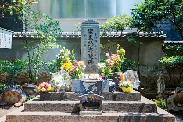 東京、日本 - 2014 年 4 月 23 日: 将 zuka(masakado's tomb)。平ない平将門 （903？-940ad) され、天皇の子孫桓日本の東の地域のよく知られているヒーロー. — ストック写真