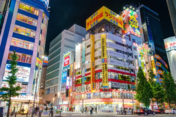 Tokyo, japan - 21. Mai 2014: akihabara district. akihabara ist Tokyos "elektrische Stadt". diese gegend ist auch als zentrum der japanischen otaku-kultur (eingefleischter fan) bekannt. — Stockfoto