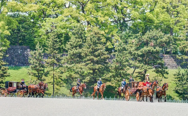 TOKYO, JAPÃO - 7 de maio de 2014: Carruagens puxadas a cavalo na Cerimônia de Apresentação de Credenciais, Palácio Imperial. (Recentemente nomeado Embaixador Extraordinário e Plenipotenciário da Sérvia no Japão ) — Fotografia de Stock