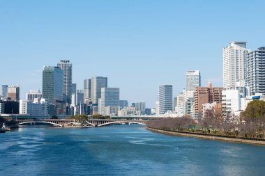 Osaka, Japonya - Jan 03 2022 - Okawa Nehri (Kyu-Yodo Nehri) Chuo-ku, Osaka, Japonya 'daki Tenma Köprüsü manzarası.