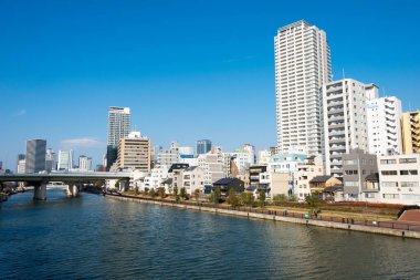 Osaka, Japonya - Ocak 03 2022 - Okawa Nehri (Kyu-Yodo Nehri) Nakanoshima, Kita-ku, Osaka, Japonya 'daki Tenjin Köprüsü manzarası.