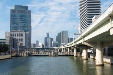 Osaka, Japonya - Ocak 03 2022 - Japonya 'nın Osaka kentindeki Suisho Köprüsü' nden (Suishobashi) Dojima Nehri (Kyu-Yodo Nehri) manzara.