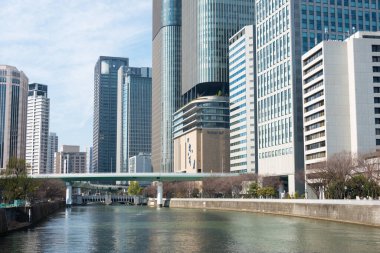 Osaka, Japonya - Ocak 03 2022 Tosabori Nehri (Kyu-Yodo Nehri) Nakanoshima, Kita-ku, Osaka, Japonya 'daki Yodoya Köprüsü' nden (Yodoyabashi) manzara.