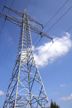 Mavi gökyüzü ve beyaz bulutlar elektrik pilon