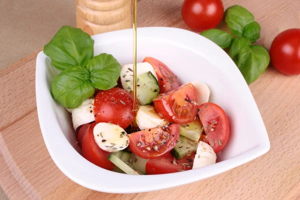Tomat mozzarella sallad med olivolja — Stockfoto