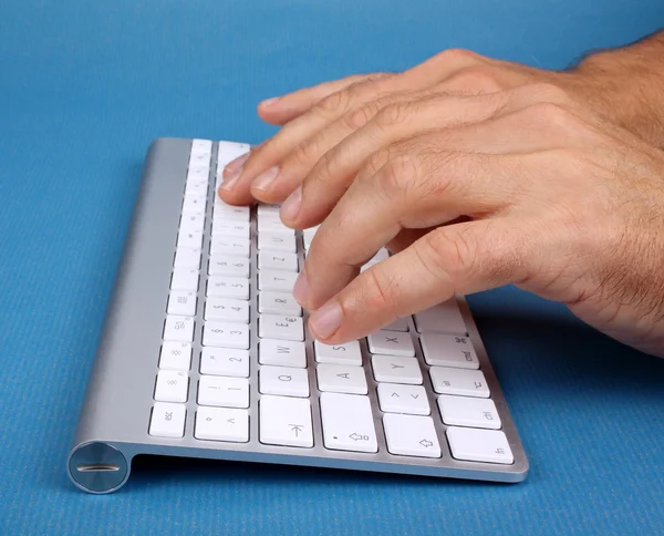 A man writes on PC keyboard — Stock Photo, Image