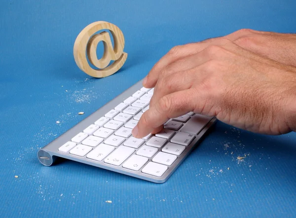 A man writes on PC keyboard with cookies tracks — Stock Photo, Image