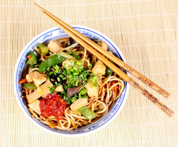 Asiatische gebratene Nudeln mit Stäbchen — Stockfoto