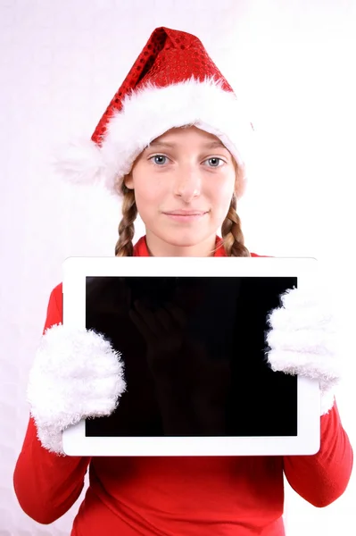 Смеющаяся девушка в роли миссис Санта с планшетом — стоковое фото