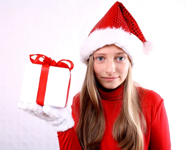 Jovem como a Sra. Santa segurando um presente — Fotografia de Stock