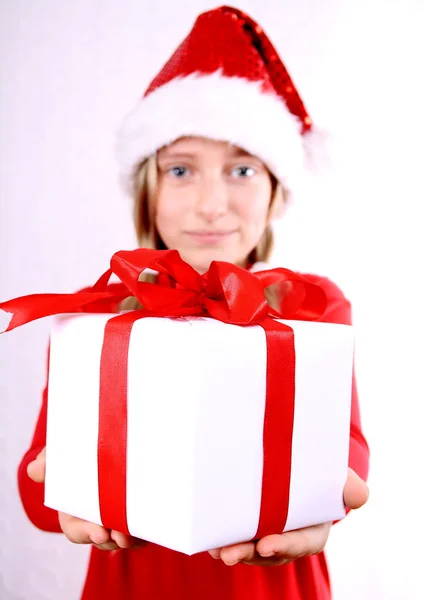 Menina loira como a Sra. Santa dá um presente — Fotografia de Stock