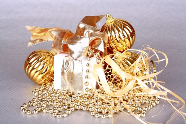 Gouden Kerstdecoratie op zilveren achtergrond — Stockfoto