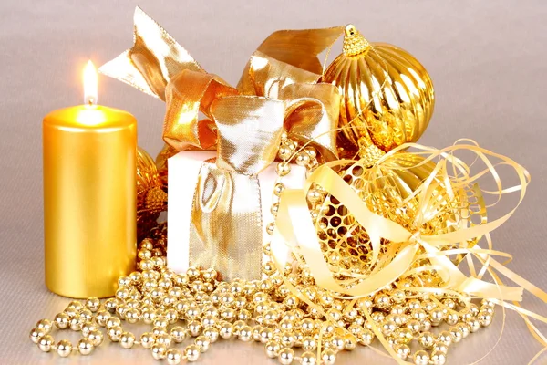 Goldene Weihnachtsdekoration mit Kerzen — Stockfoto