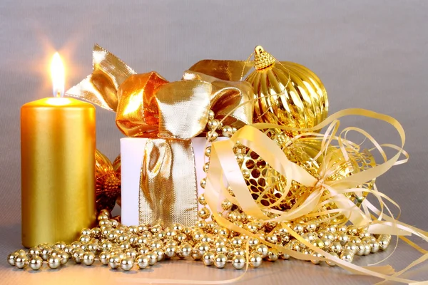 Goldene Weihnachtsdekoration mit Kerzen — Stockfoto