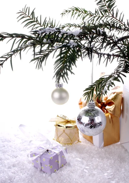 Bola de plata de Año Nuevo con regalos sobre nieve —  Fotos de Stock