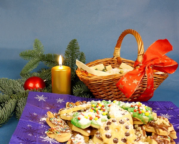 Vela y deliciosas galletas caseras para Navidad —  Fotos de Stock