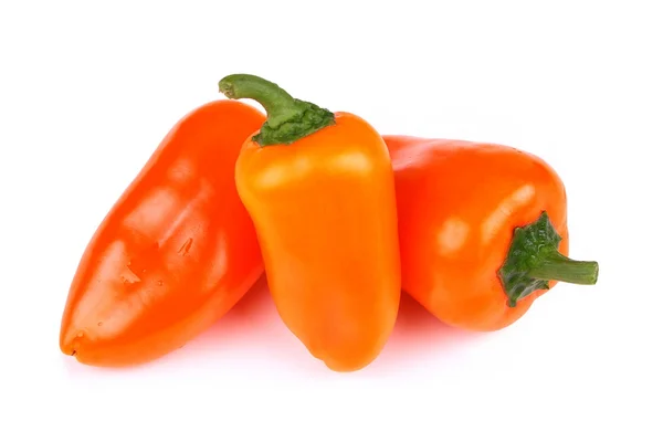 Tre röda, krispiga mini paprika isolerade — Stockfoto