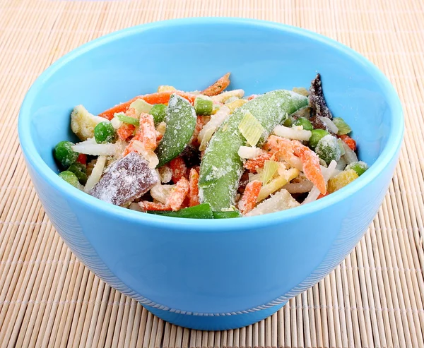 青いボウルに冷凍アジアの野菜 — ストック写真