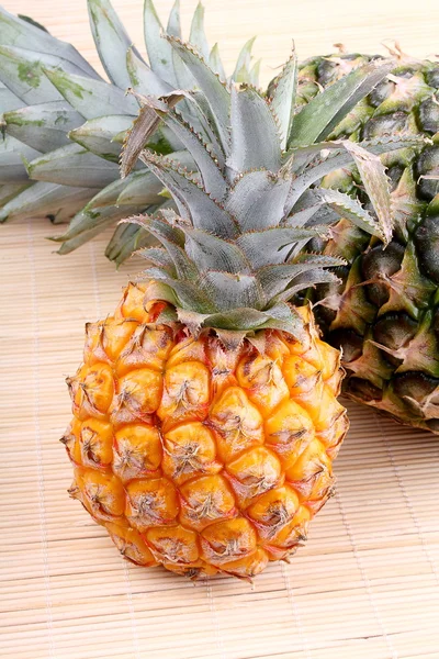 Baby-Ananas im Hintergrund mit großer Ananas — Stockfoto