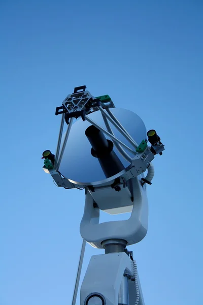 Оптичний телескоп на блакитному небі — стокове фото