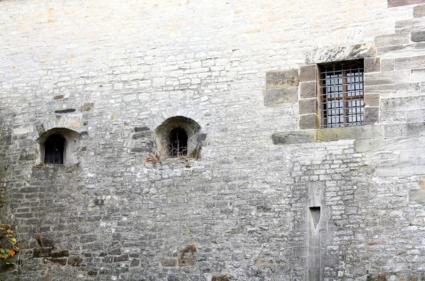 Antigua fachada de la iglesia de ladrillo y ventana con malla metálica —  Fotos de Stock