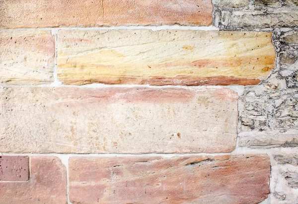Antigua pared de un primer plano de roca rojo-amarilla —  Fotos de Stock