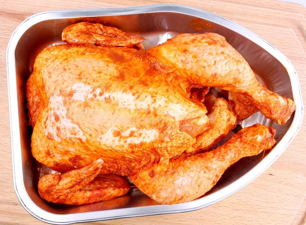 Raw chicken in aluminum foil tray closeup — Stock Photo, Image