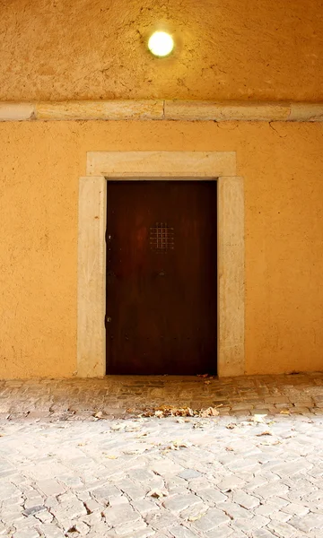 Vieille porte en bois dans la caserne de la Citadelle à Saint-Pétersberg — Photo