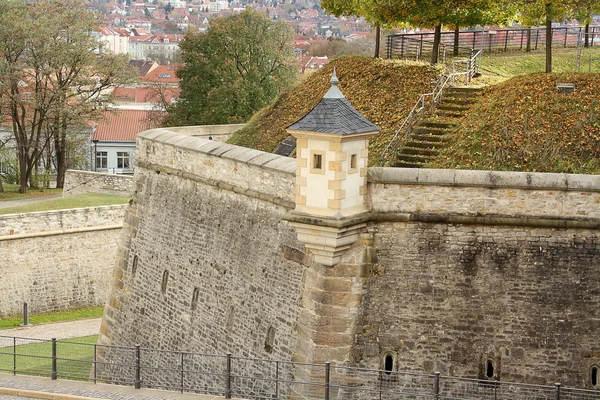 Entrada y torre de vigilancia en la antigua ciudadela de Petersberg — Foto de Stock