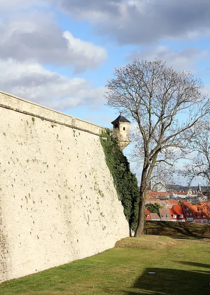 Torre de vigilancia y pared de ladrillos en la ciudadela de Petersberg — Foto de Stock