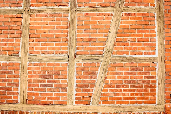 Oude rode bakstenen muur met houten balken is afgedekt als achtergrond — Stockfoto