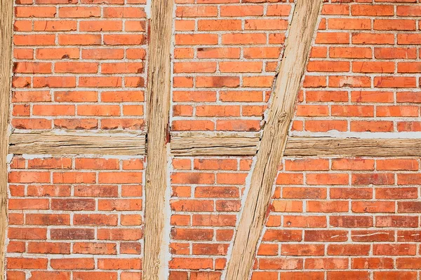 Oude rode bakstenen muur met houten balken is afgedekt als achtergrond — Stockfoto
