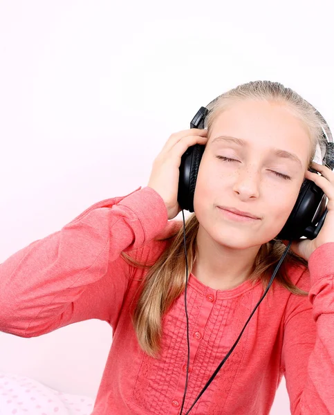 Blond dziewczynka zadowolony słuchając muzyki w słuchawkach — Zdjęcie stockowe