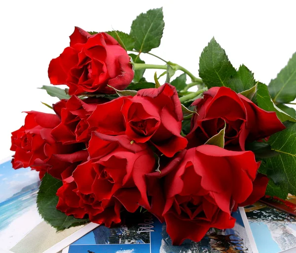 Bouquet de roses rouges et cartes postales isolées — Photo