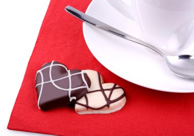 Kahve için iki beyaz ve koyu çikolata kalp