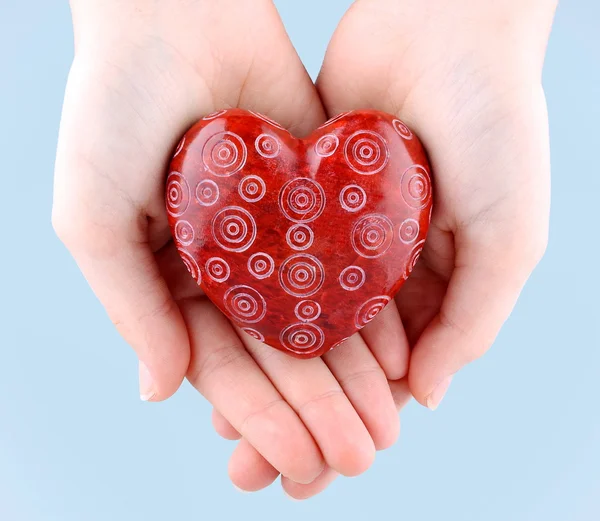 Dekoracyjne czerwone serce kamienne w ręce na Walentynki — Zdjęcie stockowe