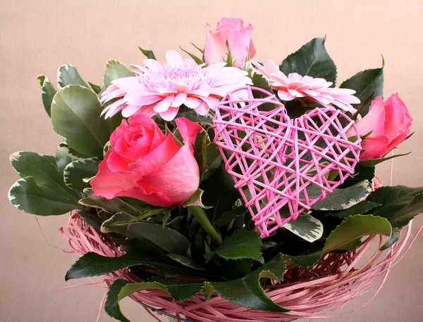 Hermoso ramo de flores con rosas y corazón — Foto de Stock