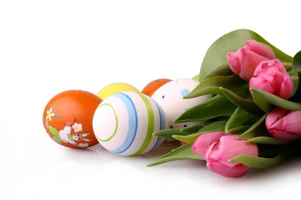 Ovos de Páscoa e tulipas rosa isolados — Fotografia de Stock