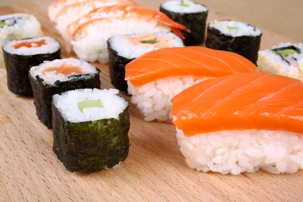 Salmon Nigiri and Maki sushi with cucumber — Stock Photo, Image