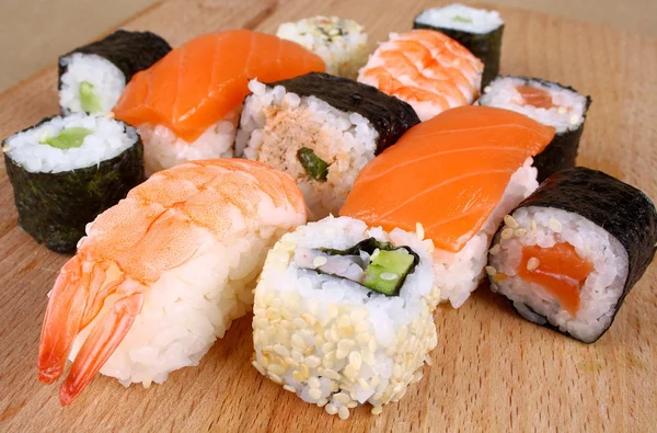 Maki sushi and Salmon Nigiri with cucumber — Stock Photo, Image