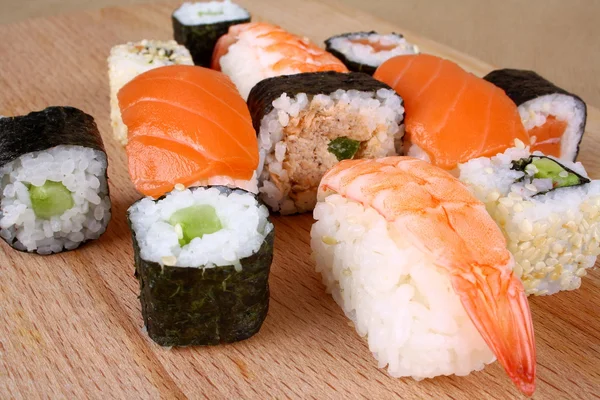 Maki sushi and Prawns Nigiri with cucumber — Stock Photo, Image
