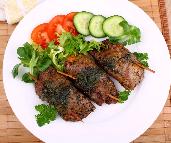 Kantong isi daging sapi dengan selada, tomat dan mentimun — Stok Foto