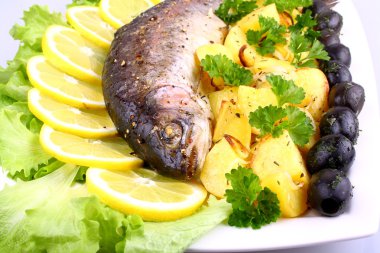 Fırında Balık patates, Siyah Zeytin, limon ve salata