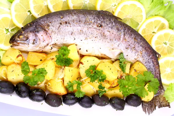 Pescado al horno con patatas, aceitunas negras, ensalada y limón —  Fotos de Stock